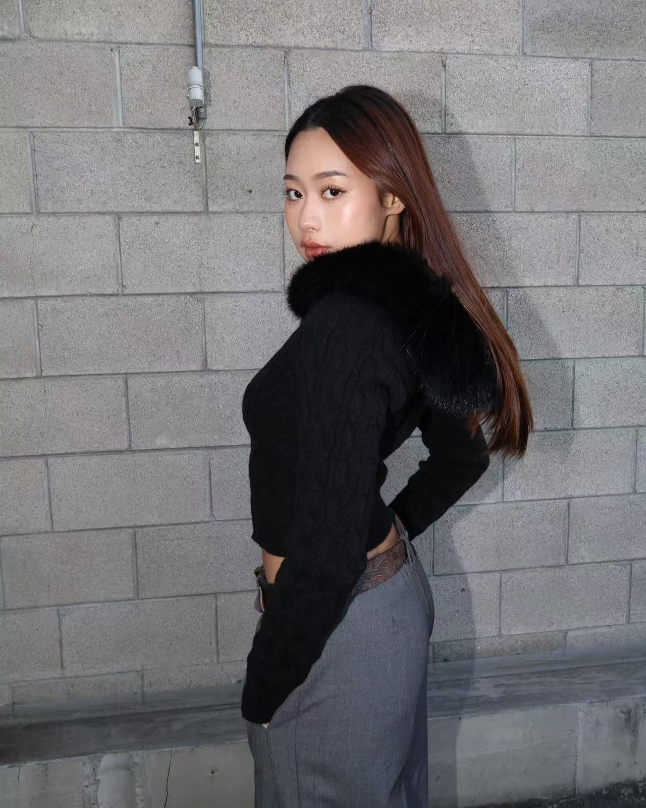 25033(2color) - 黑 毛毛連帽雙拉鍊短版針織長袖上衣(毛毛可拆)