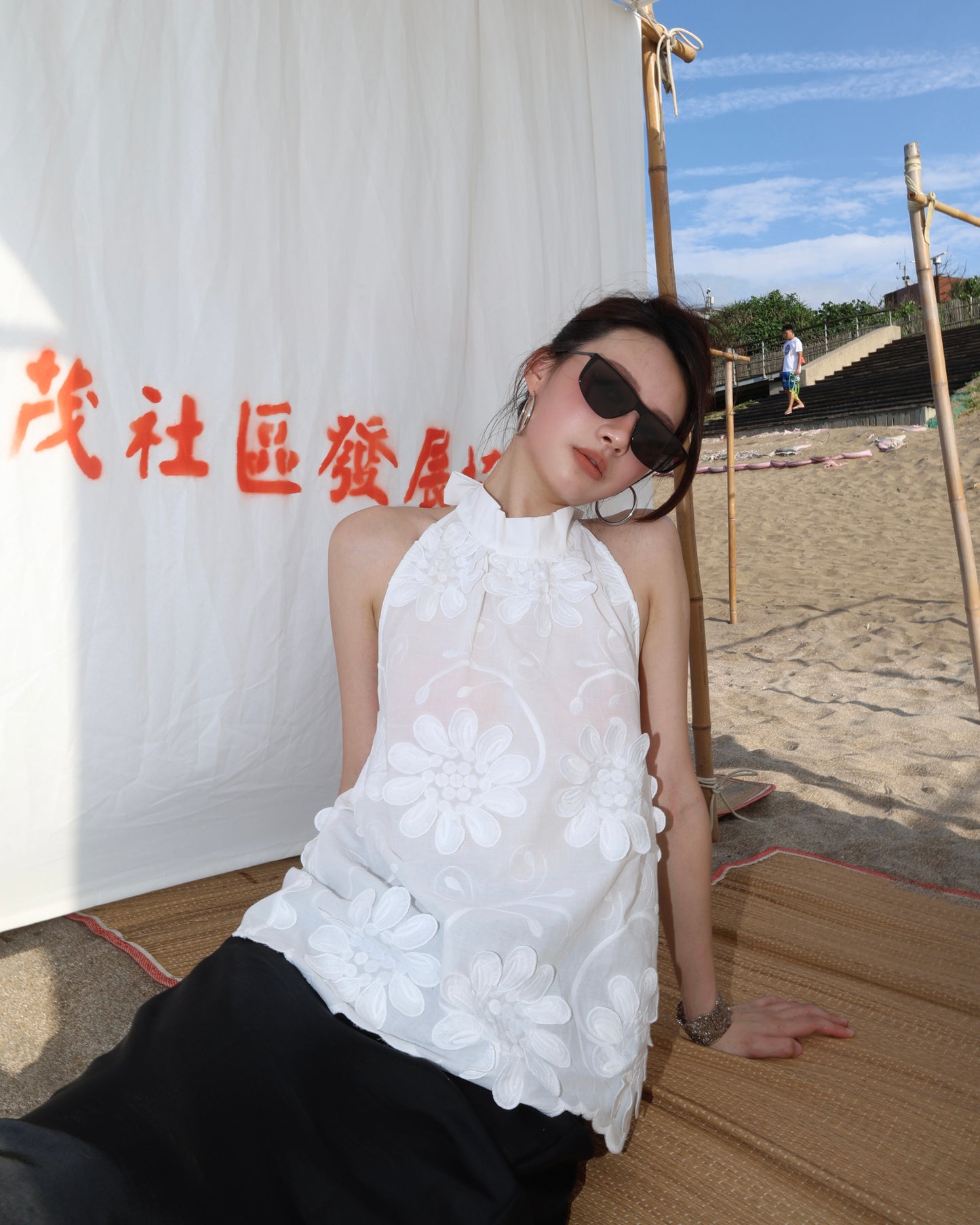 25149 - 掛脖立體花朵露背上衣