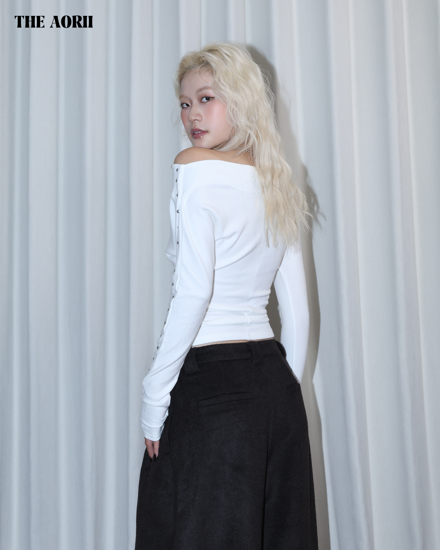 26025 (2color) - 白 鉚釘一字領修身長袖上衣