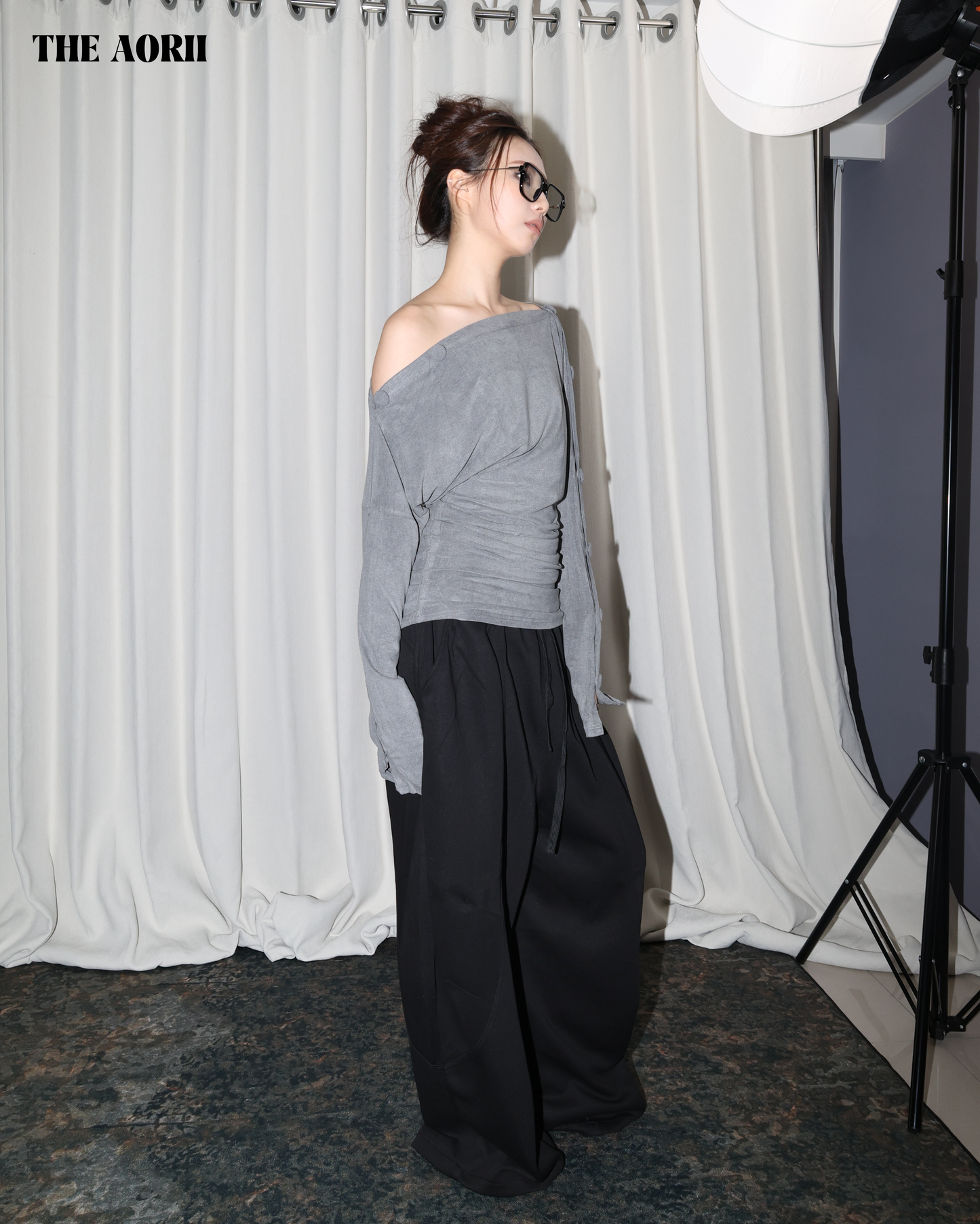 25225(2color) - 灰 排扣一字領斜肩長袖修身上衣