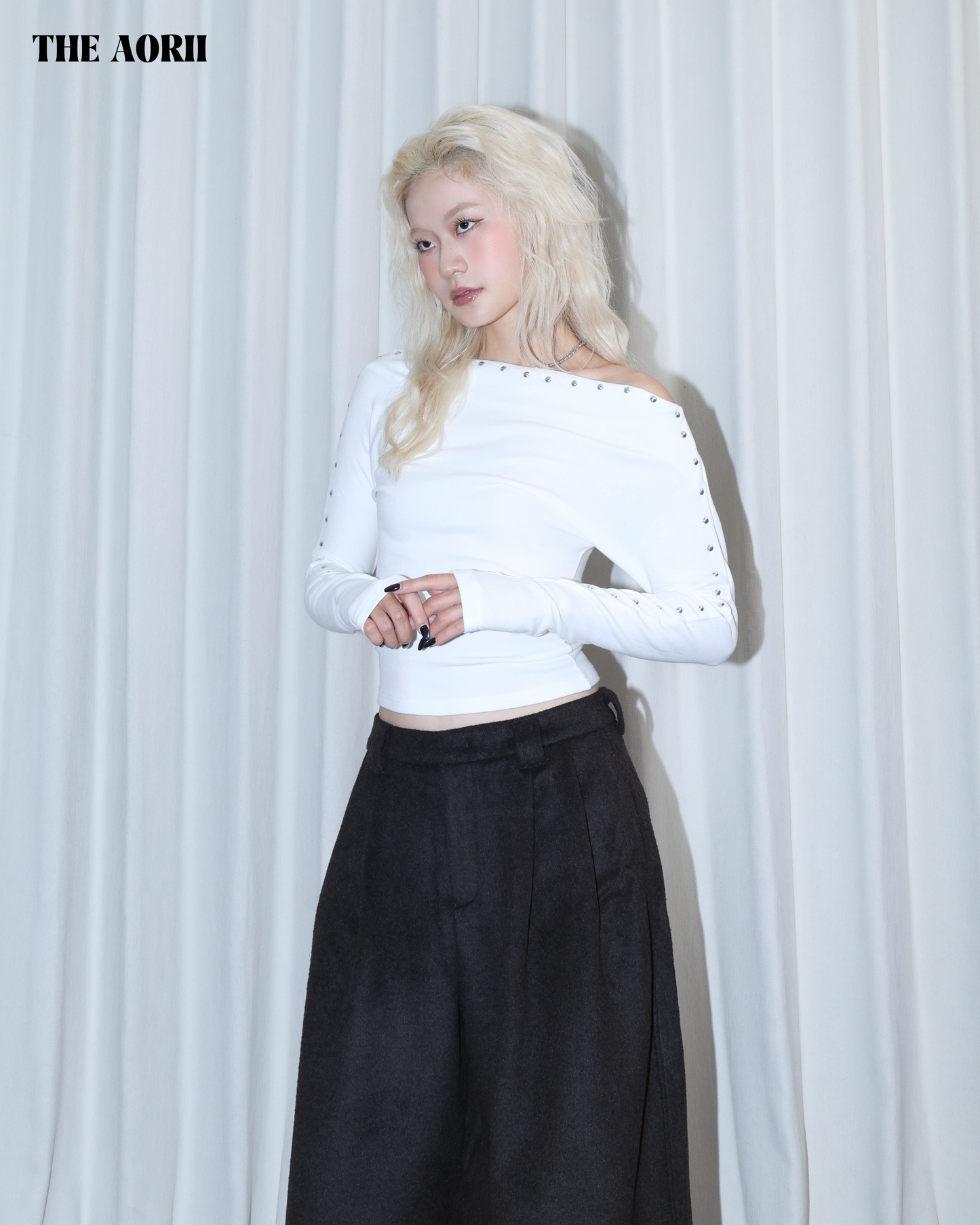 26025 (2color) - 白 鉚釘一字領修身長袖上衣