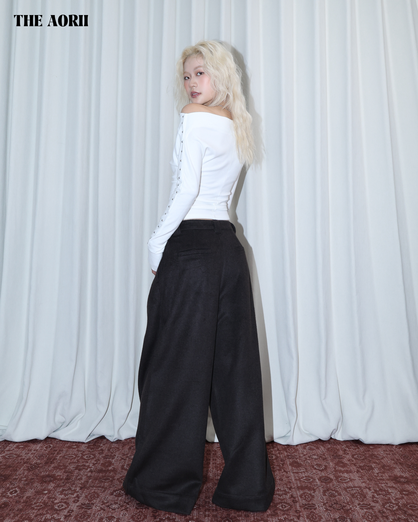 26025 (2color) - 白 鉚釘一字領修身長袖上衣