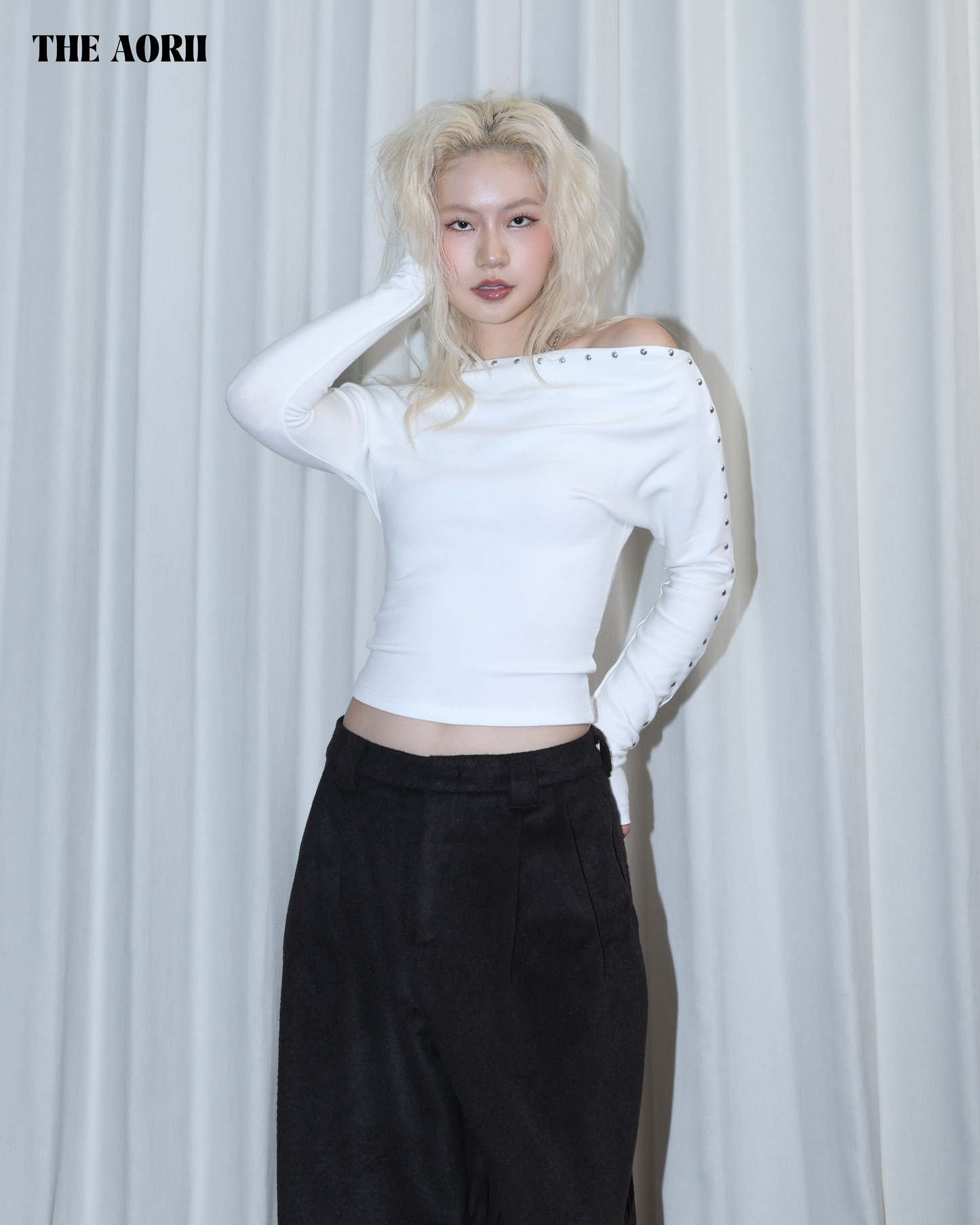 26025 (2color) - 白 鉚釘一字領修身長袖上衣