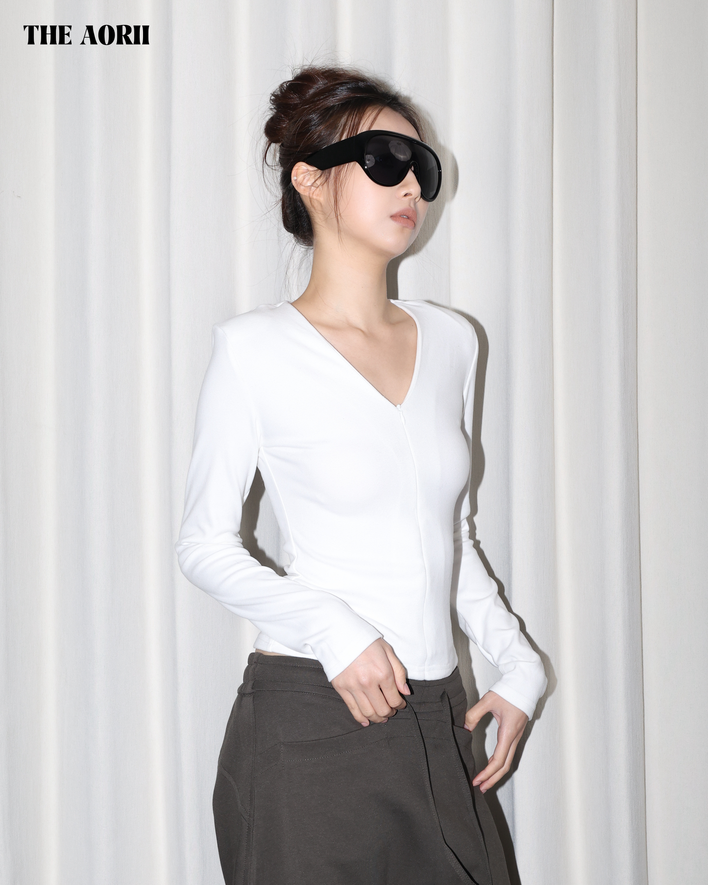 25269(2color) - 白 V領拉鍊長袖修身上衣(有墊肩)