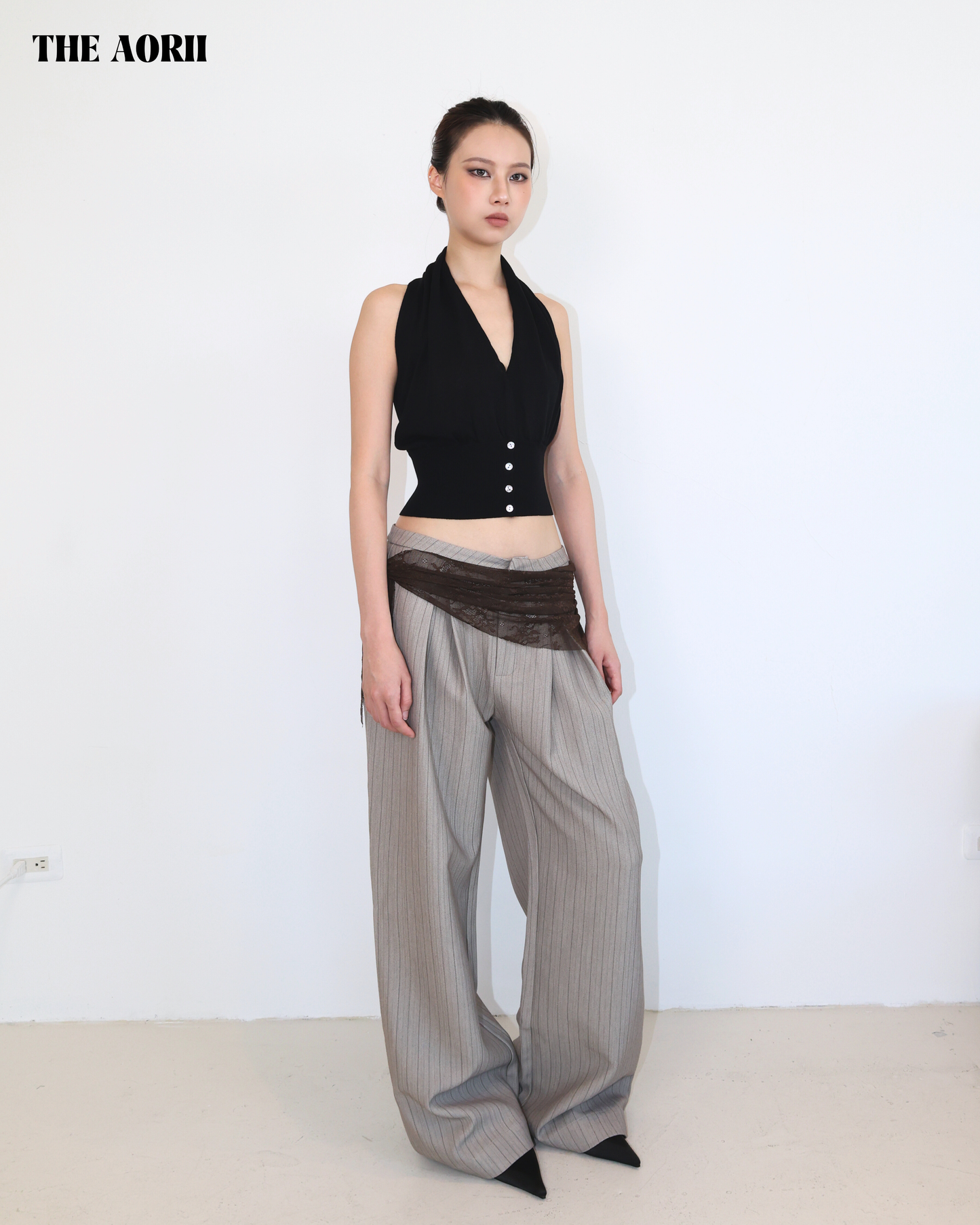 25258 - 繞脖V領假排扣露背收腰上衣