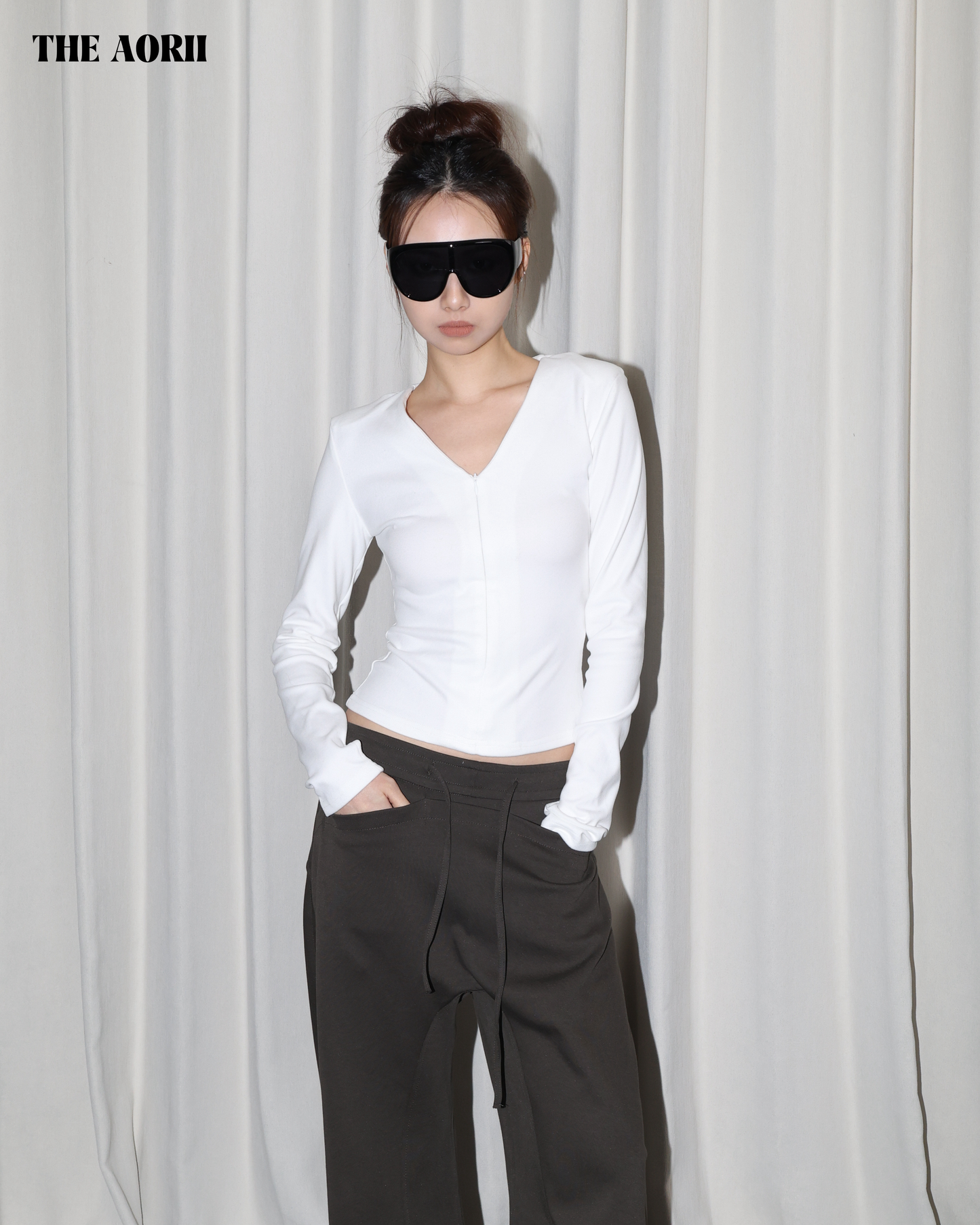 25269(2color) - 白 V領拉鍊長袖修身上衣(有墊肩)