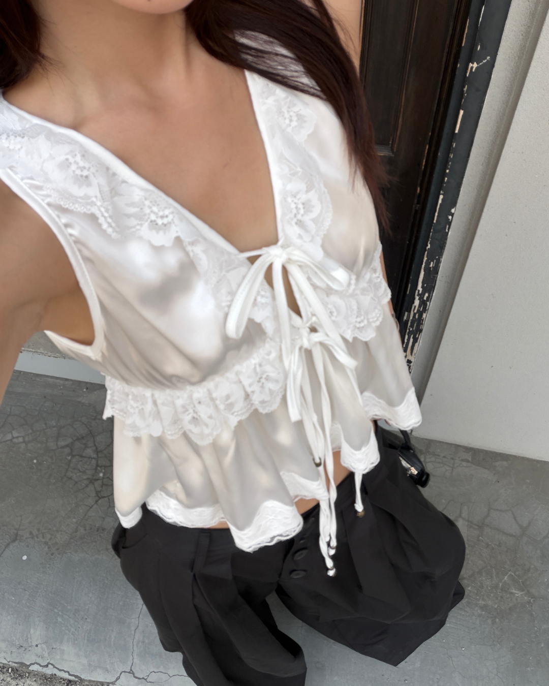 26119 - 蕾絲緞面Ｖ領雙綁帶背心