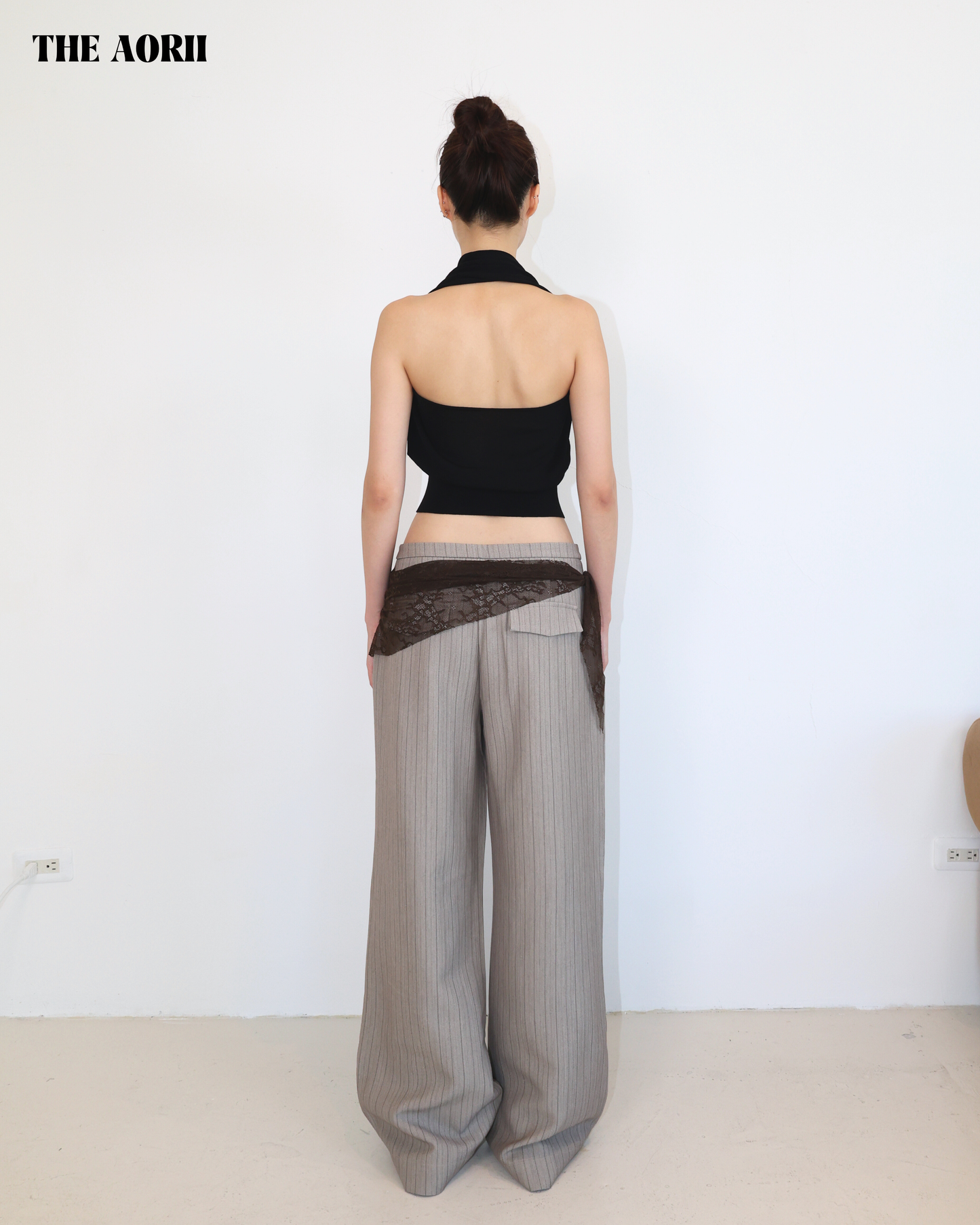 25258 - 繞脖V領假排扣露背收腰上衣