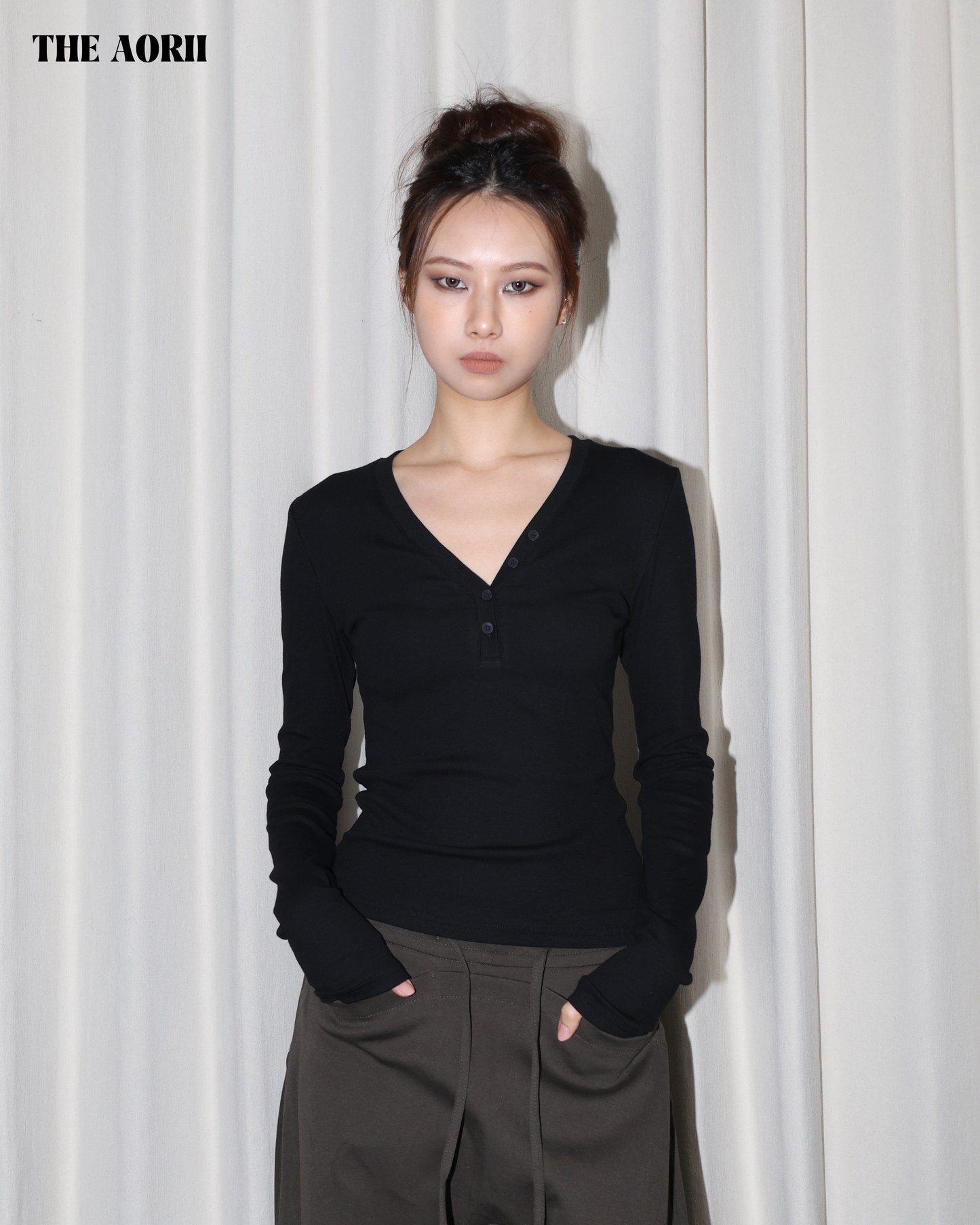 25240(2color) - 黑 V領排扣長袖修身上衣