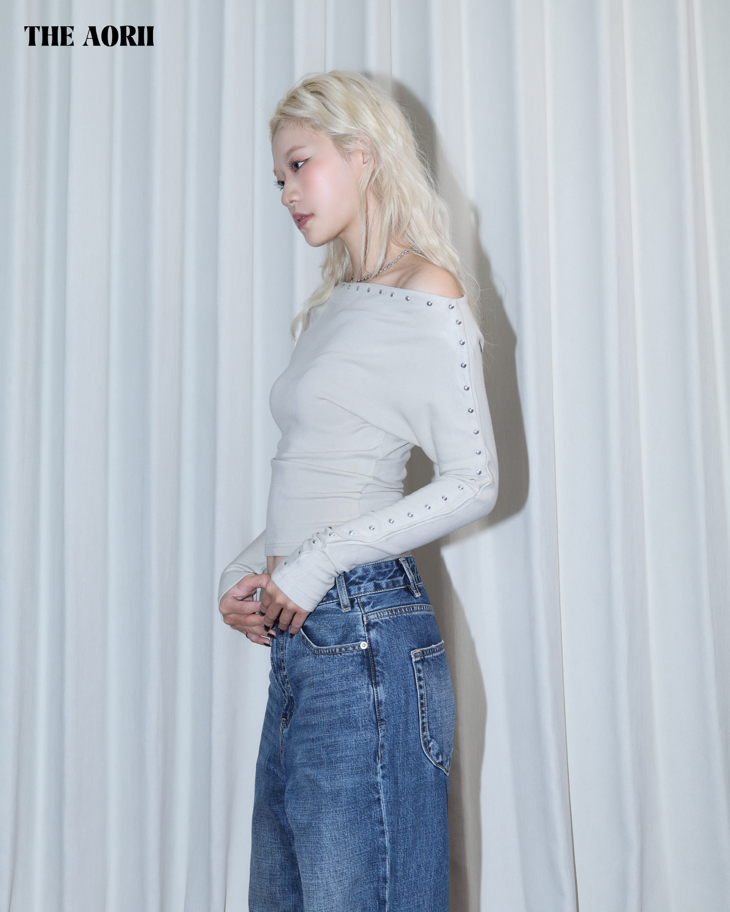 26025 (2color) - 杏 鉚釘一字領修身長袖上衣