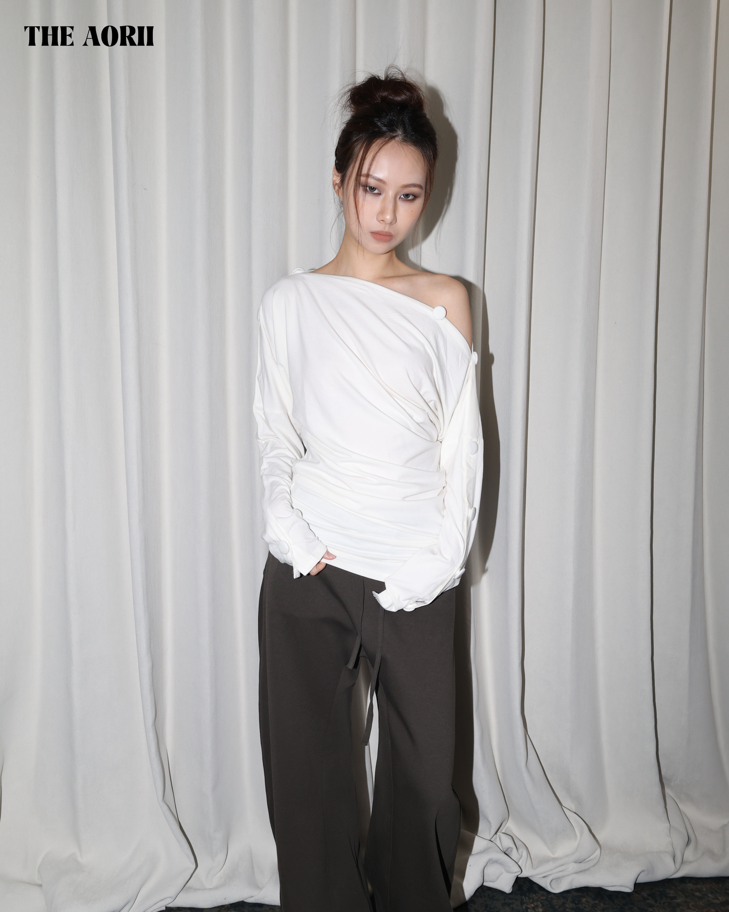 25225(2color) - 白 排扣一字領斜肩長袖修身上衣