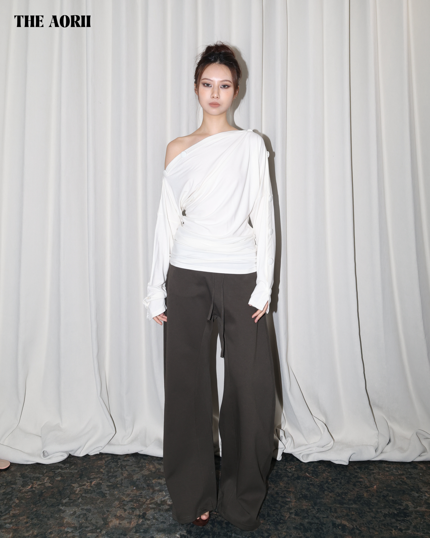 25225(2color) - 白 排扣一字領斜肩長袖修身上衣