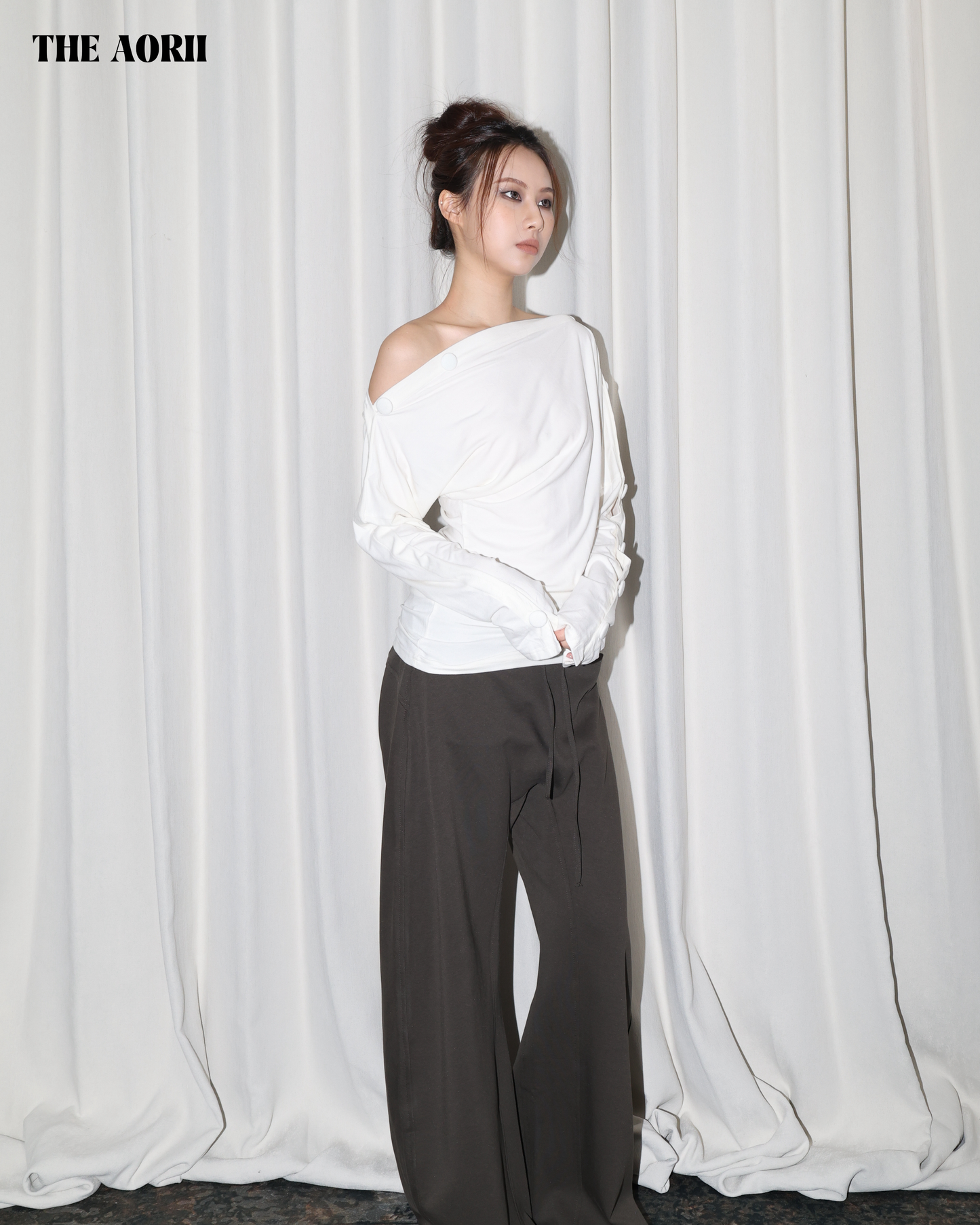 25225(2color) - 白 排扣一字領斜肩長袖修身上衣